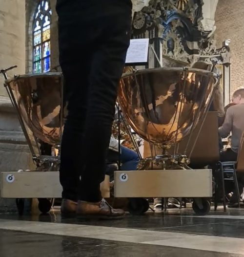 Marinus Komst tocando con timbales montados sobre tarimas.